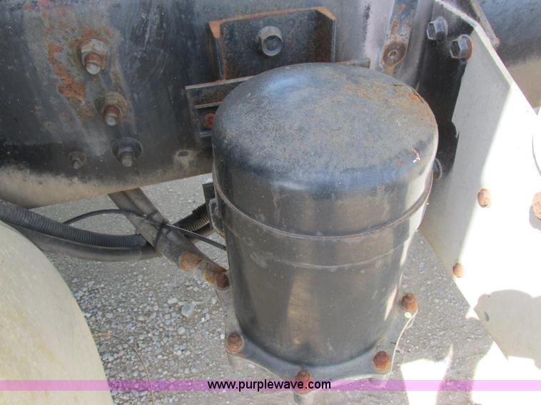 image for item I8964 1985 International F9370 tender truck