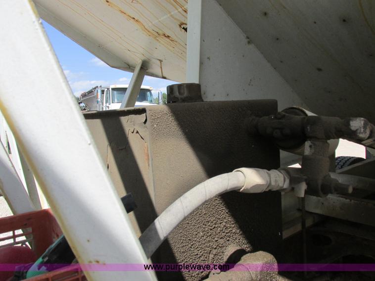 image for item I8964 1985 International F9370 tender truck