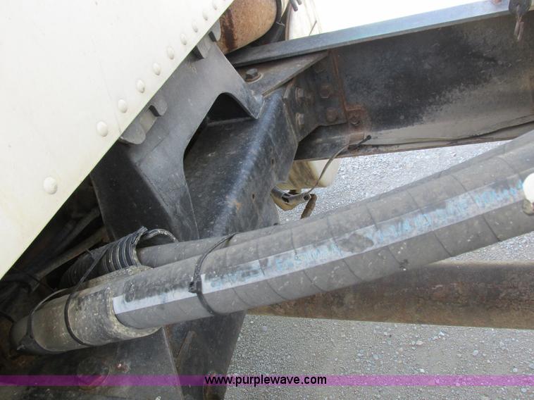 image for item I8964 1985 International F9370 tender truck