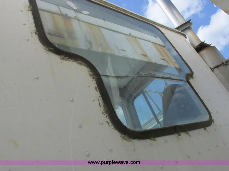 image for item I8964 1985 International F9370 tender truck