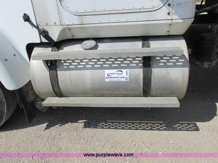 image for item I8964 1985 International F9370 tender truck