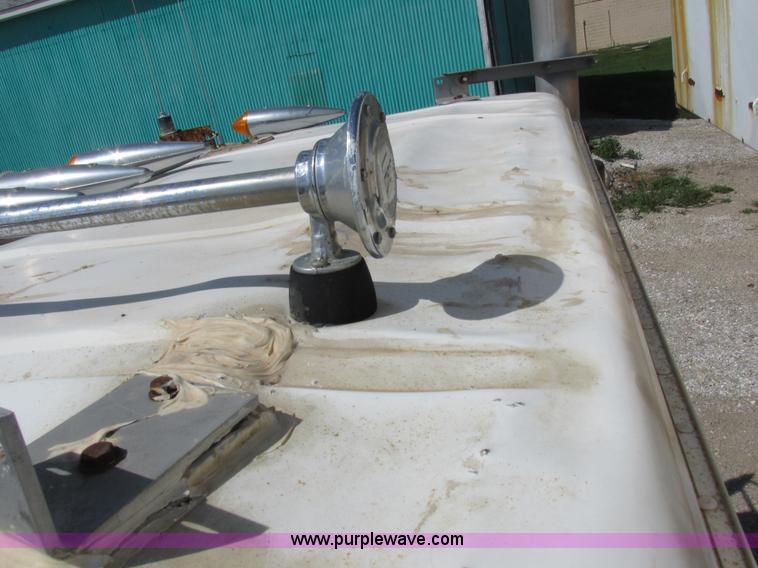 image for item I8964 1985 International F9370 tender truck