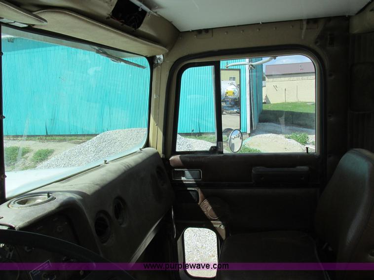 image for item I8964 1985 International F9370 tender truck