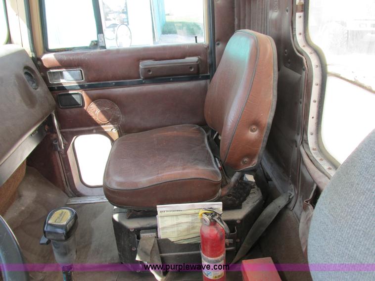 image for item I8964 1985 International F9370 tender truck