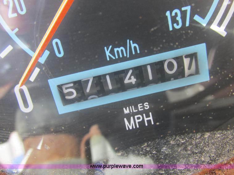 image for item I8964 1985 International F9370 tender truck