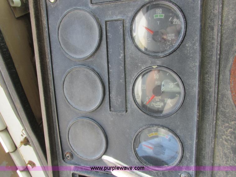 image for item I8964 1985 International F9370 tender truck