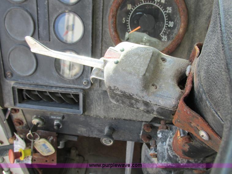 image for item I8964 1985 International F9370 tender truck