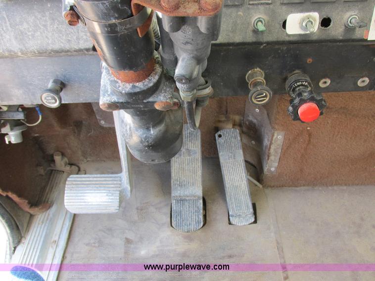 image for item I8964 1985 International F9370 tender truck