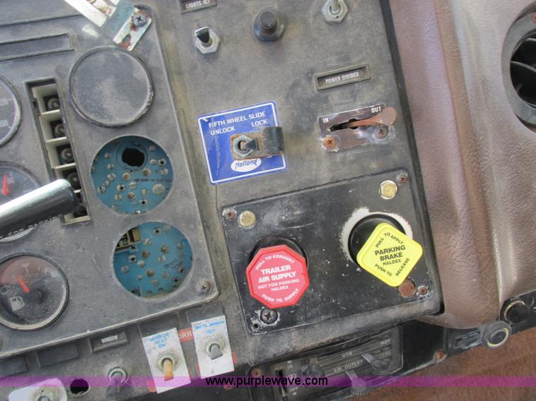 image for item I8964 1985 International F9370 tender truck