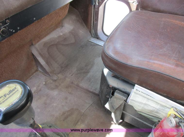 image for item I8964 1985 International F9370 tender truck