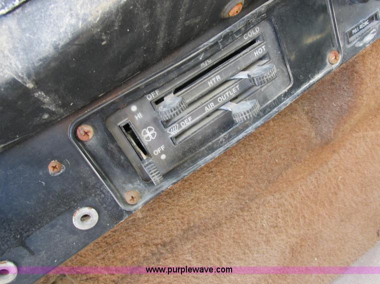 image for item I8964 1985 International F9370 tender truck