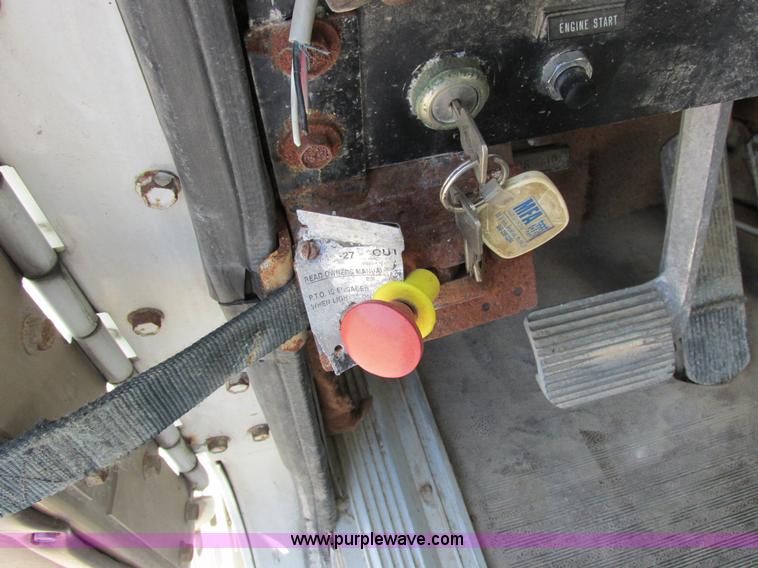 image for item I8964 1985 International F9370 tender truck