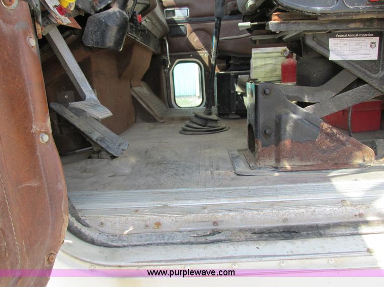 image for item I8964 1985 International F9370 tender truck