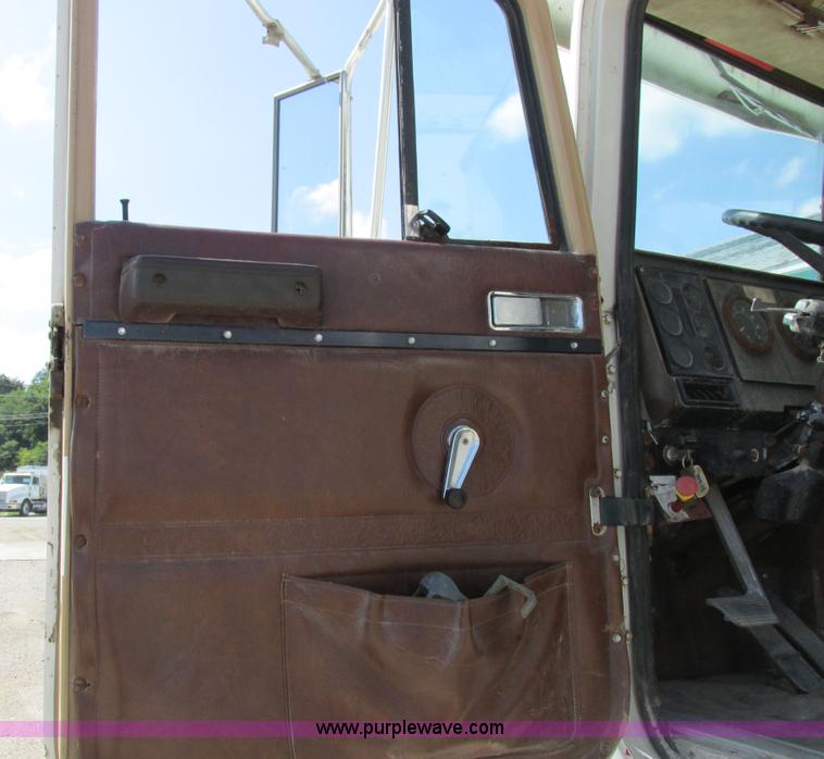 image for item I8964 1985 International F9370 tender truck