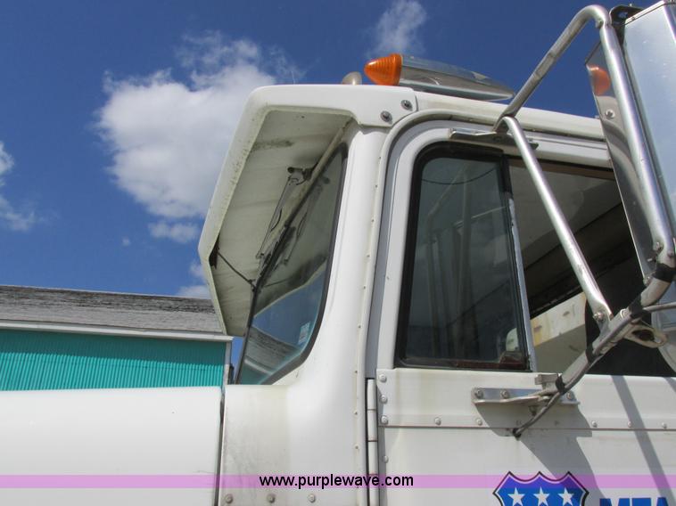 image for item I8964 1985 International F9370 tender truck