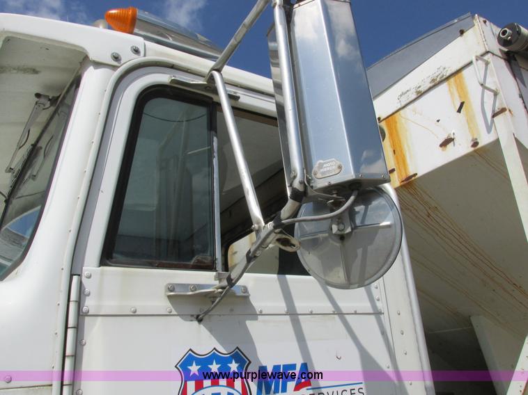 image for item I8964 1985 International F9370 tender truck