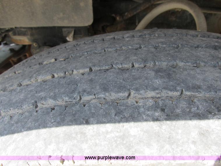 image for item I8964 1985 International F9370 tender truck