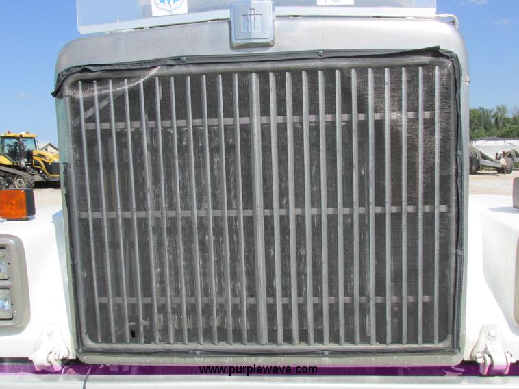 image for item I8964 1985 International F9370 tender truck