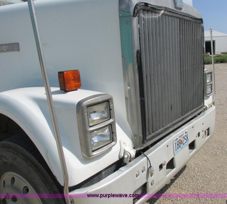 image for item I8964 1985 International F9370 tender truck