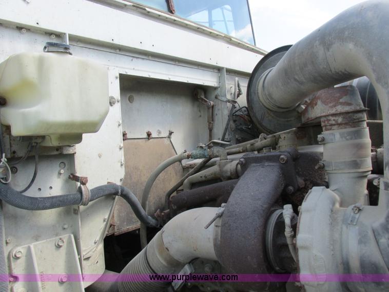 image for item I8964 1985 International F9370 tender truck