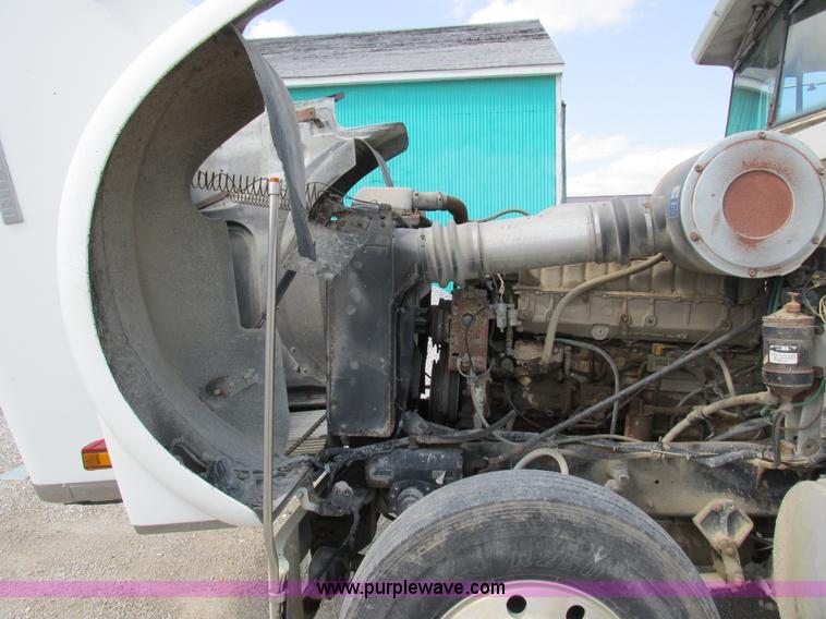 image for item I8964 1985 International F9370 tender truck