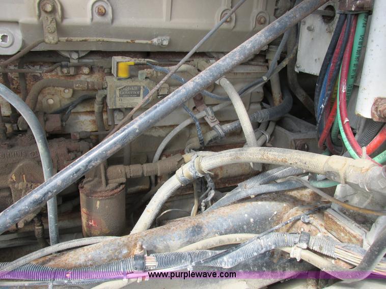 image for item I8964 1985 International F9370 tender truck