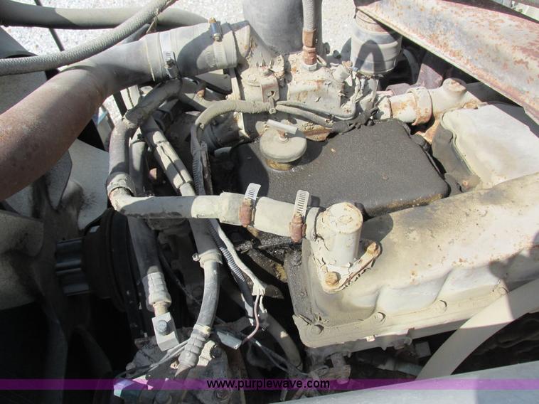 image for item I8964 1985 International F9370 tender truck