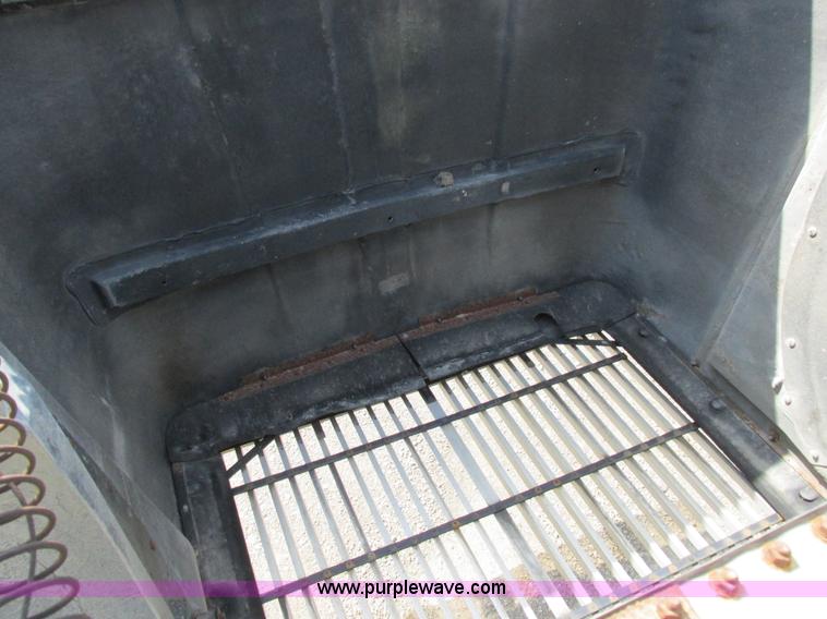 image for item I8964 1985 International F9370 tender truck