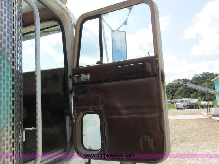 image for item I8964 1985 International F9370 tender truck