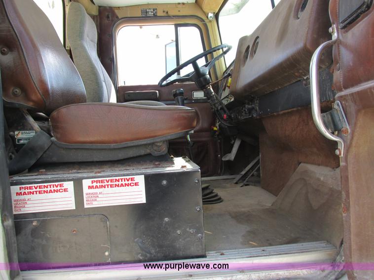 image for item I8964 1985 International F9370 tender truck