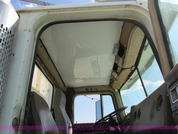 image for item I8964 1985 International F9370 tender truck