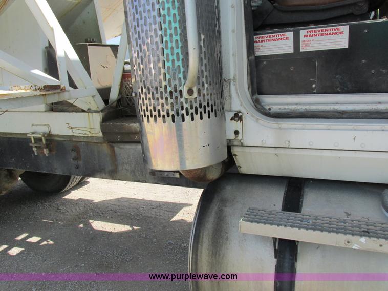 image for item I8964 1985 International F9370 tender truck