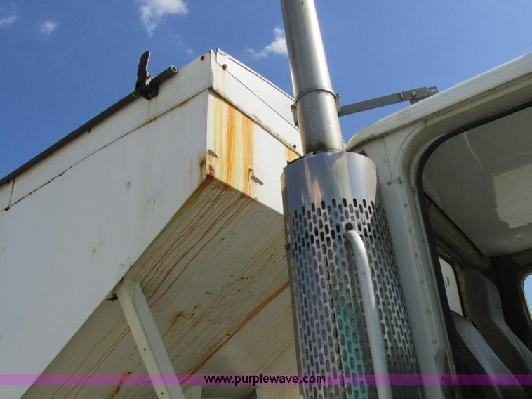 image for item I8964 1985 International F9370 tender truck