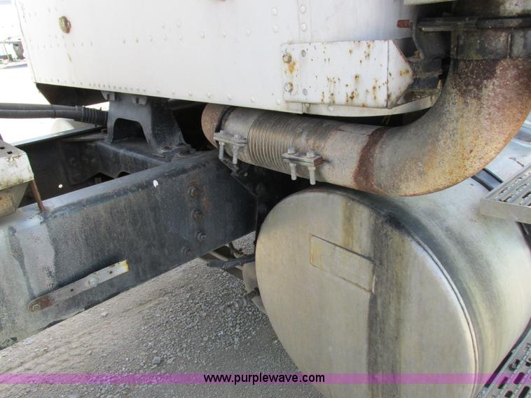 image for item I8964 1985 International F9370 tender truck