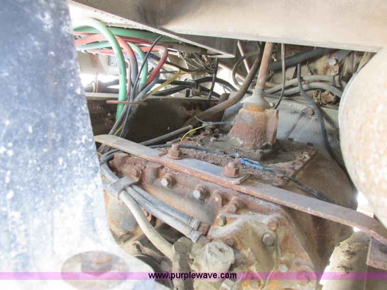 image for item I8964 1985 International F9370 tender truck