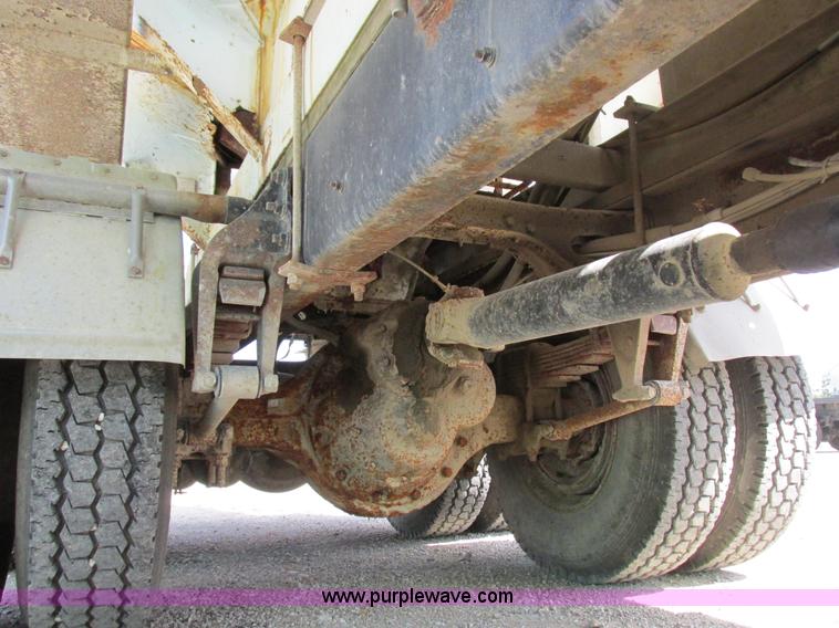 image for item I8964 1985 International F9370 tender truck