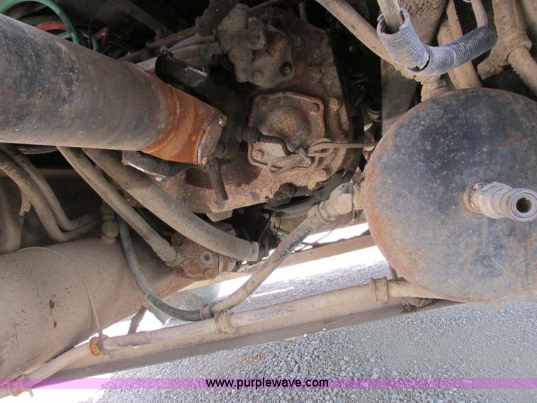 image for item I8964 1985 International F9370 tender truck