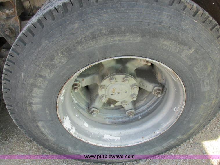 image for item I8964 1985 International F9370 tender truck