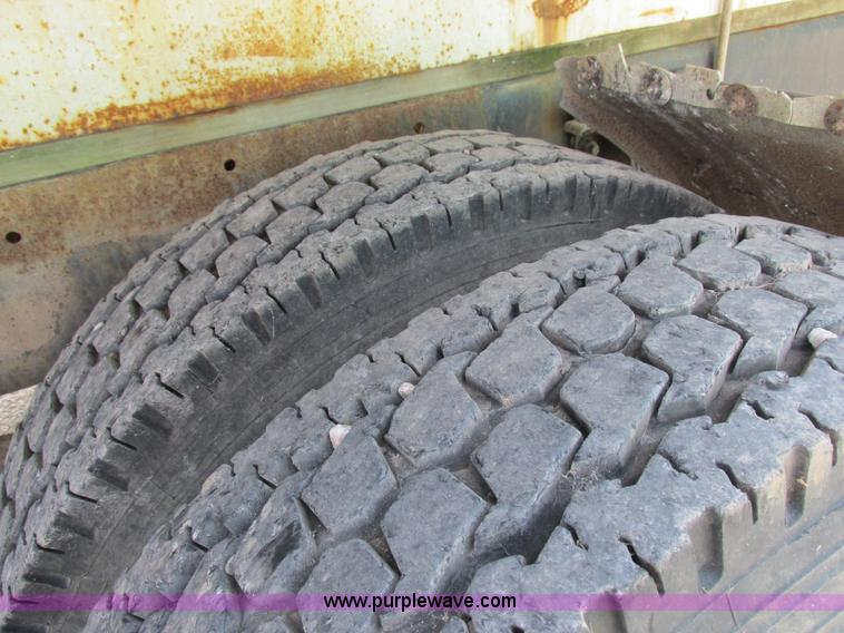 image for item I8964 1985 International F9370 tender truck