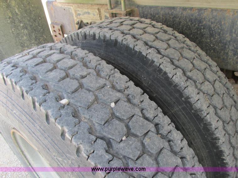 image for item I8964 1985 International F9370 tender truck