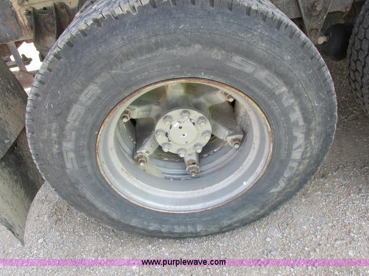 image for item I8964 1985 International F9370 tender truck