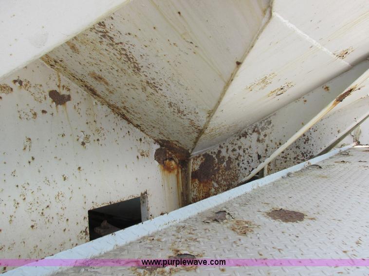 image for item I8964 1985 International F9370 tender truck