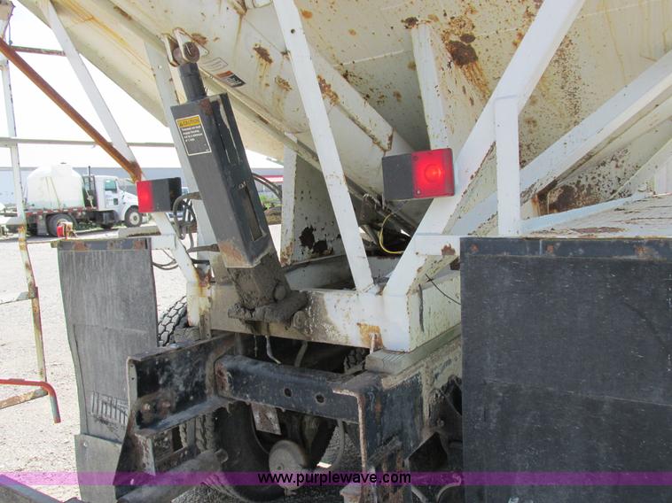 image for item I8964 1985 International F9370 tender truck