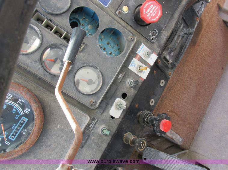 image for item I8964 1985 International F9370 tender truck