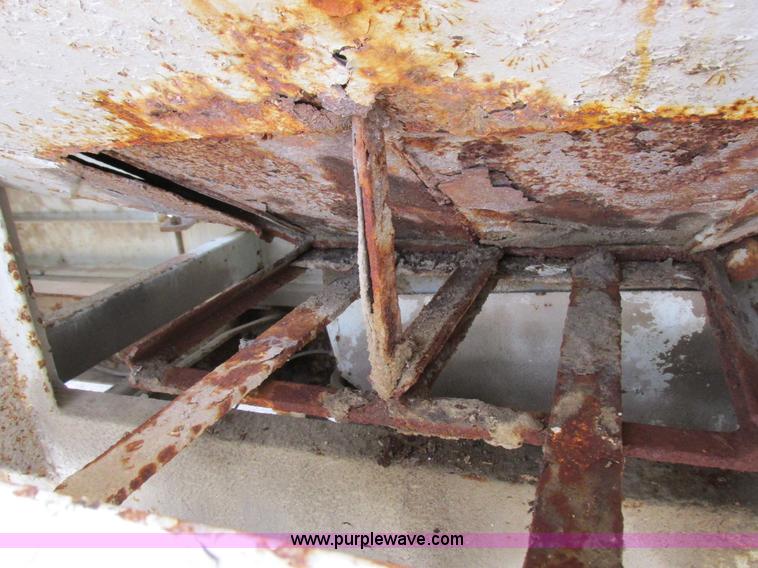 image for item I8964 1985 International F9370 tender truck