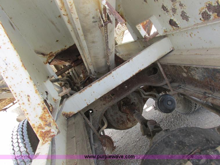 image for item I8964 1985 International F9370 tender truck