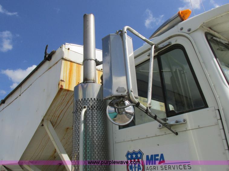 image for item I8964 1985 International F9370 tender truck