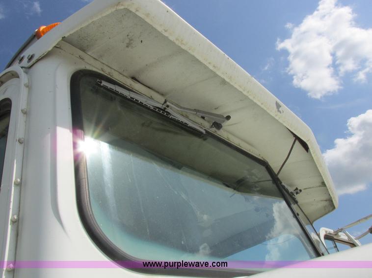 image for item I8964 1985 International F9370 tender truck