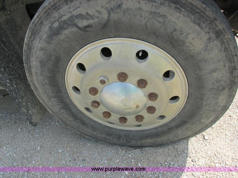 image for item I8964 1985 International F9370 tender truck