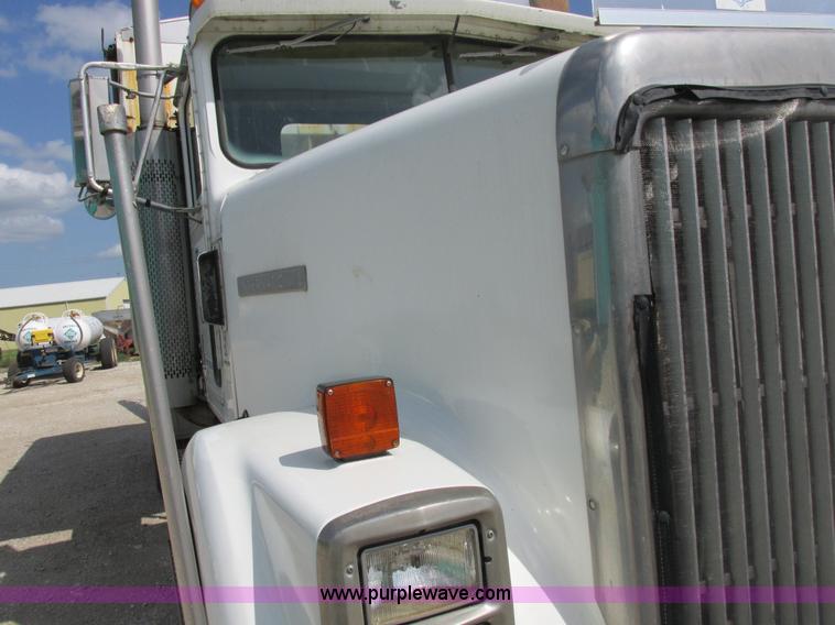 image for item I8964 1985 International F9370 tender truck